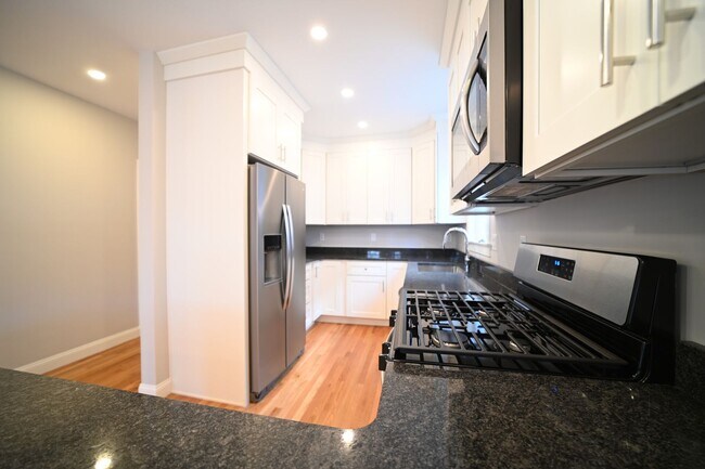 Building Photo - 3Br/2Bth in Brookline! Close to Rt.9, very quiet area, walk to JP Pond!