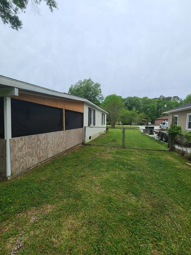 Building Photo - Comfortable Living in the Heart of Goose Creek