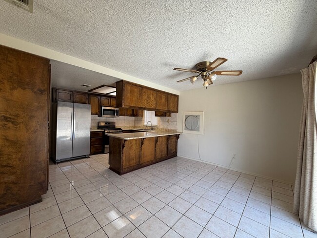Building Photo - 3 Bedroom 2 Bathroom House with 2 Car Garage Located in Lenwood