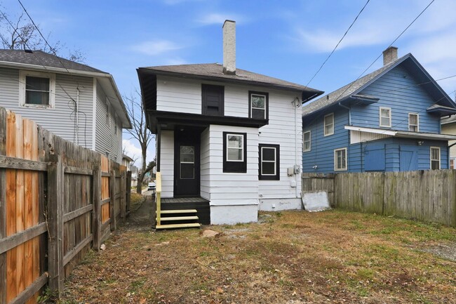 Building Photo - Freshly Updated 3-Bed Home with Back Parking