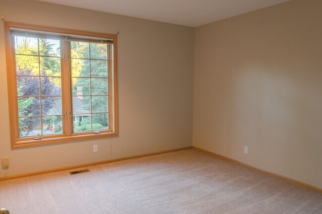 Building Photo - 5Bd/2.75Ba Mercer Island House
