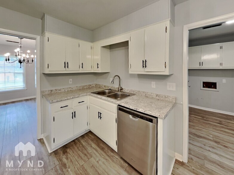 Building Photo - 1305 19th Ave SW