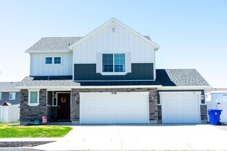 Building Photo - Updated Home in Syracuse!