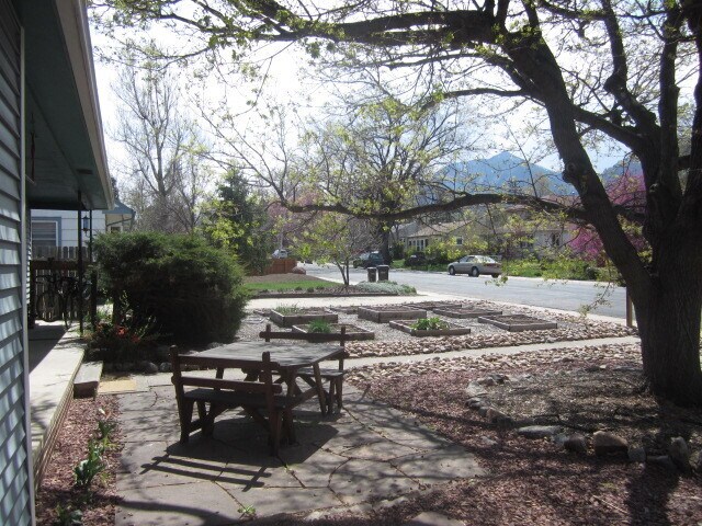 Building Photo - 3 Bed 2 Bath Martin Acres Home With Large Backyard & Flatiron Views!