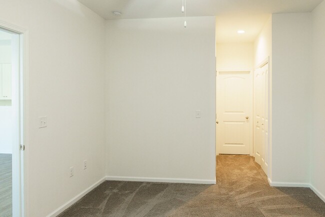 Building Photo - Three Bedroom Townhome