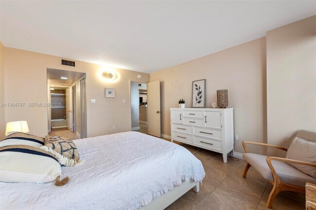 Building Photo - 18061 Biscayne Blvd