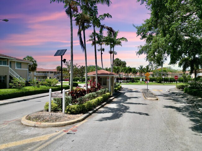 Building Photo - 10008 Twin Lakes Dr