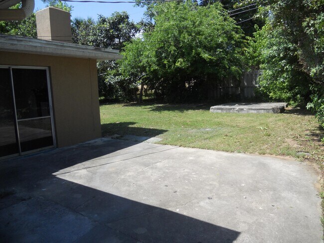 Building Photo - 1262 Essex Rd