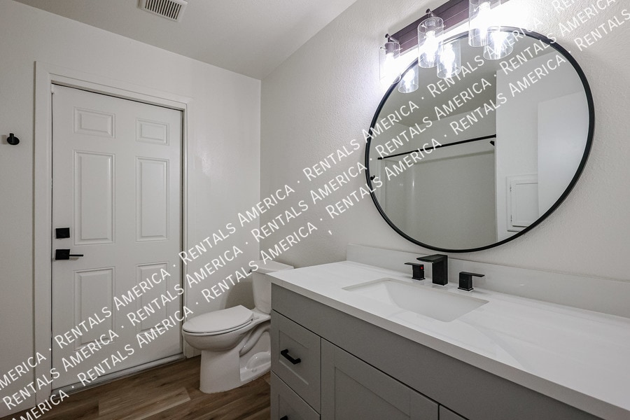 Building Photo - 1430 E Bell De Mar Dr