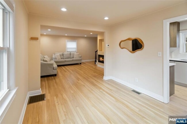 Building Photo - 31 Sherman Ave