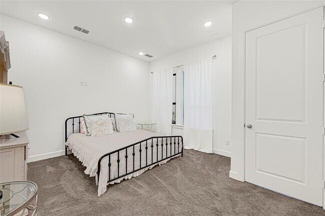 Building Photo - 1510 Park Path Dr