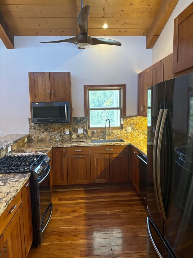 Building Photo - Unfurnished, 1-year long-term rental, Procure Only