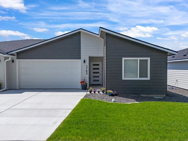 Building Photo - Zero-step Valley Duplex for rent!