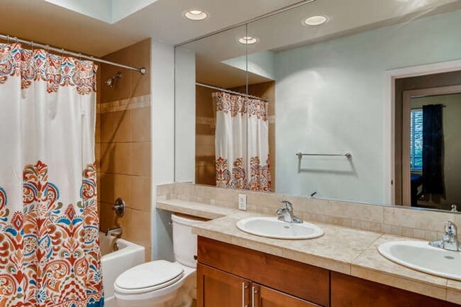 Building Photo - SPACIOUS 1-BEDROOM APARTMENT FOR RENT IN DOWNTOWN BALLARD!