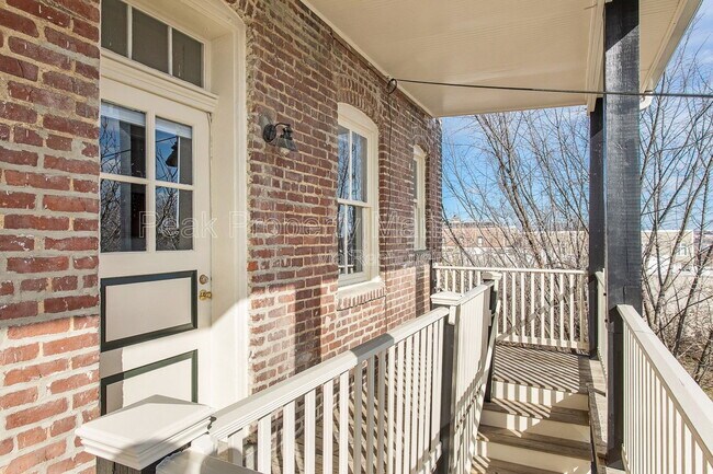 Building Photo - 1124 Hull St