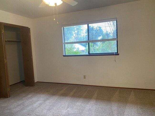 Building Photo - Nice well cared for home in desirable Edge...