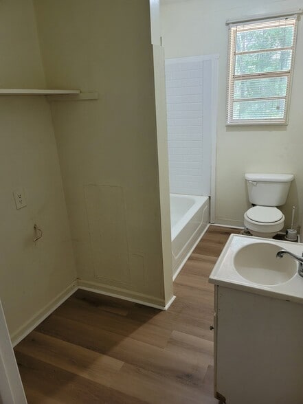 Building Photo - 420 Crout Rd