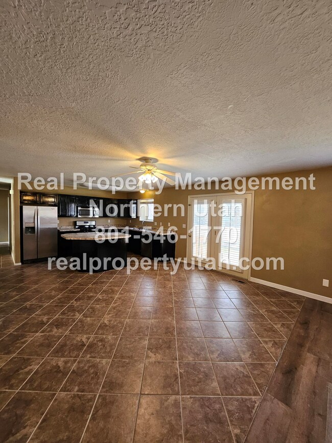 Building Photo - Stunning 4 Bedroom 3 Bath Syracuse Home