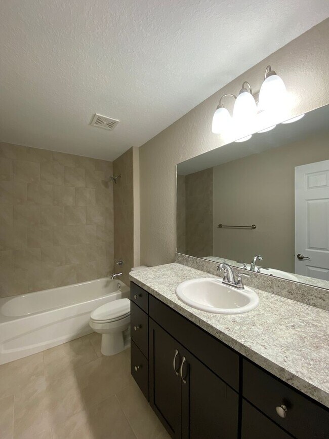 Building Photo - Custom Home - Desirable SE Ocala Neighborh...