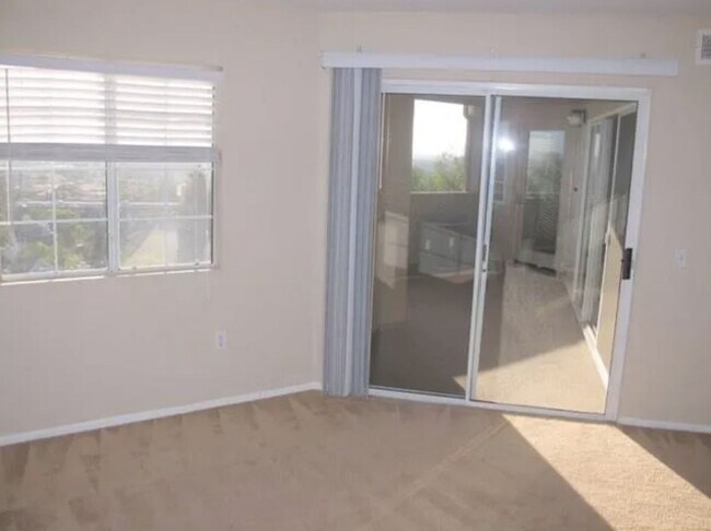 Building Photo - 3 Bedroom, 2 Bathroom Ground-Level Condo f...