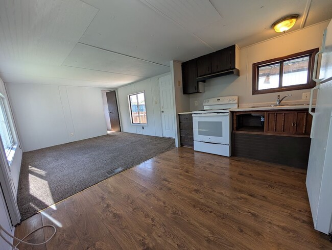 Building Photo - 2 Bedroom 1 Bath Manufactured Home in Burr...