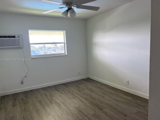 Building Photo - 1350 E Sample Rd