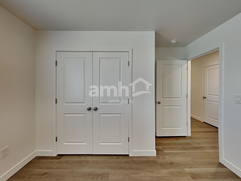 Building Photo - 9739 W Parkway Dr