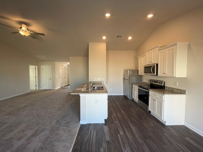 Building Photo - beautiful home with 3 bedrooms