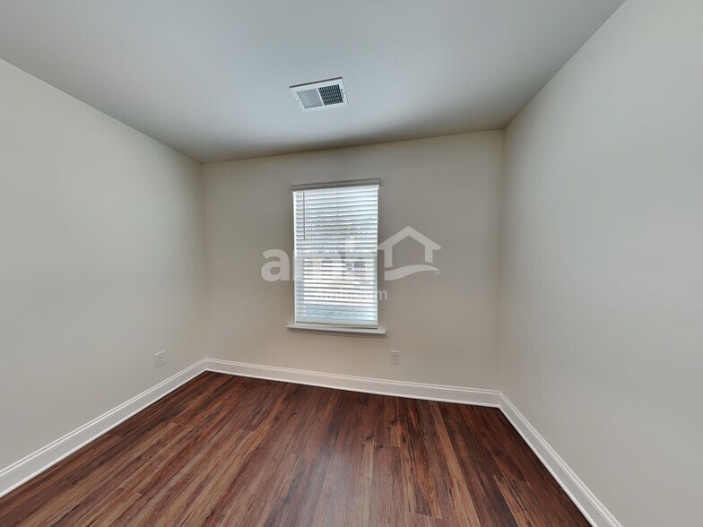 Building Photo - 636 Rivermist Dr