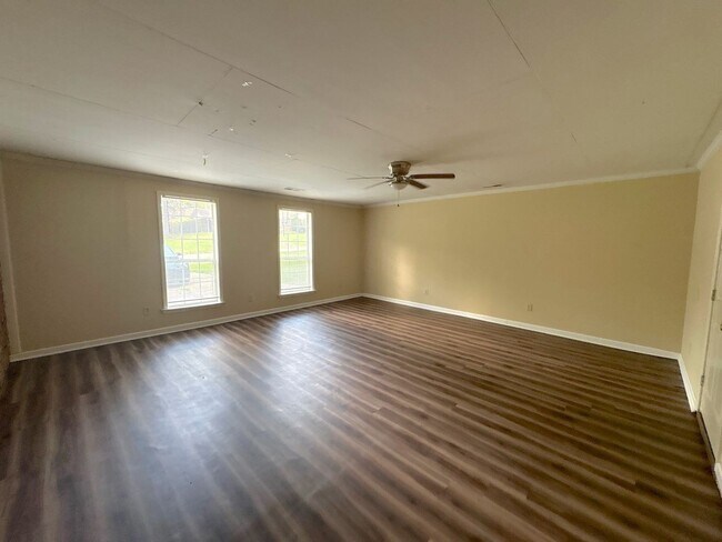 Building Photo - 5099 Oak Meadow Ave
