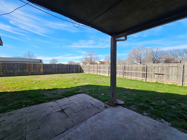 Building Photo - (3) Bed/(2) Bath Avail NOW! Pets Negotiable.