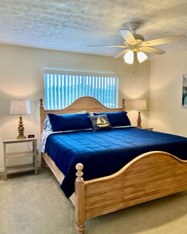 Building Photo - Beautiful Waterfront 2/2 Furnished Condo with community pool!