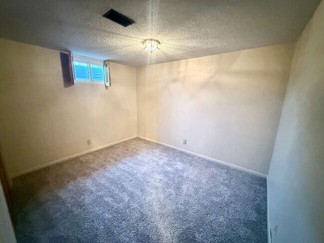 Building Photo - Conveniently Located 2 Bed, 2 Bath + 2 Bonus Rooms in Greeley