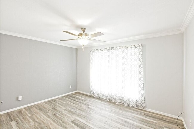 Building Photo - 10590 High Hollows Dr