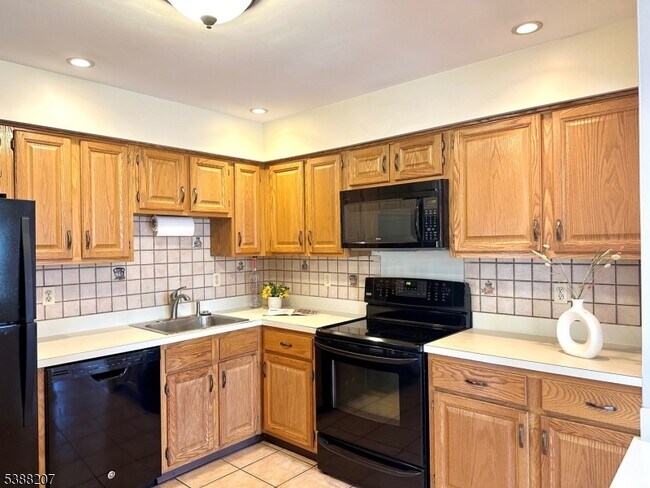 Building Photo - 184 Milkweed Ct
