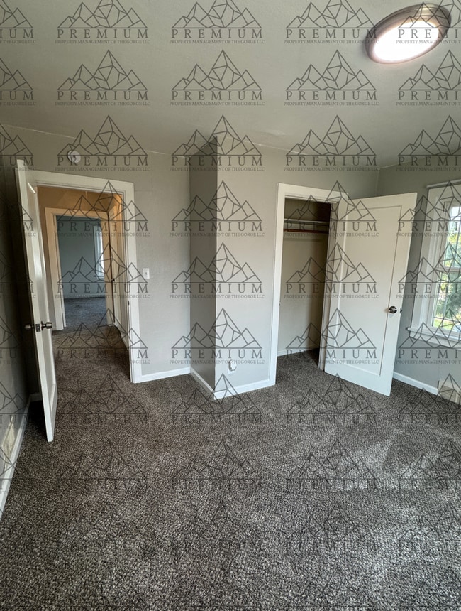 Building Photo - Large 4 Bedroom 2 Bath