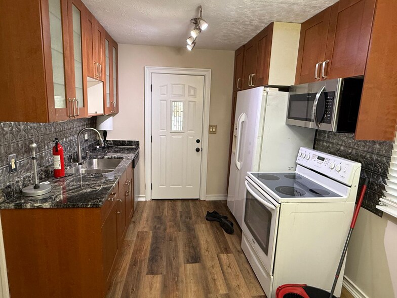 Building Photo - 555 Kirkwood Dr