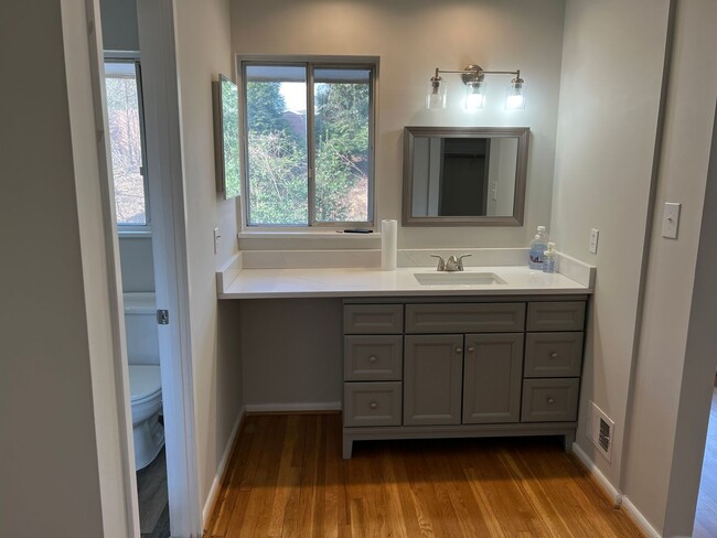 Building Photo - Spacious Home Close to Everything!