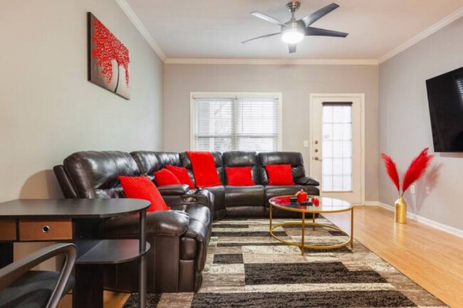 Building Photo - 2700 Pine Tree Rd NE