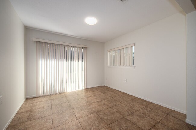 Building Photo - Updated 3 Bedroom Home in Quiet Street
