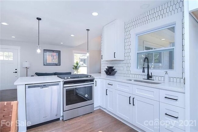 Building Photo - Remodeled 3 bed, 2 bath home in Plaza-Shamrock!