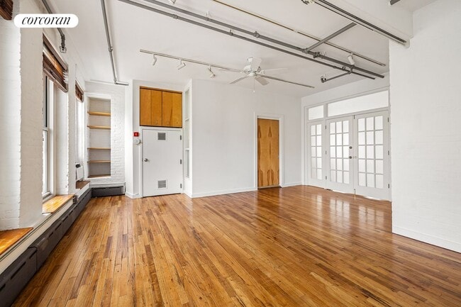 Building Photo - 405 E 13th St