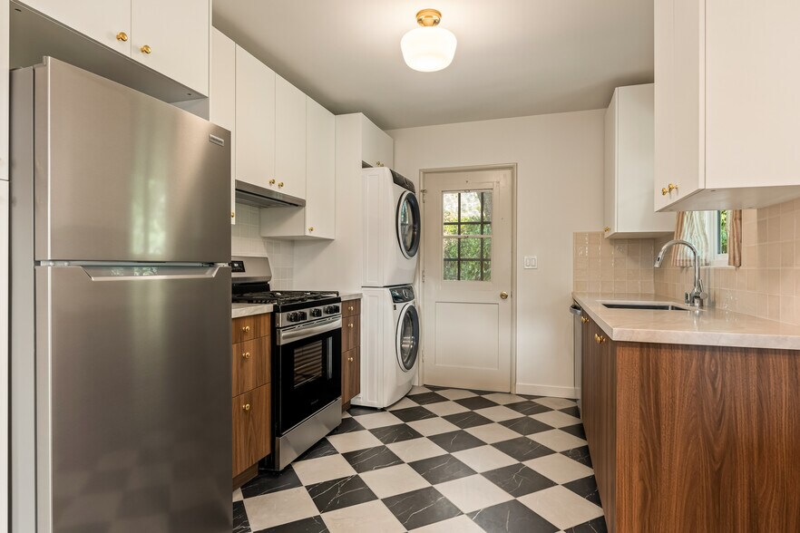 Building Photo - 3205 Fairesta St