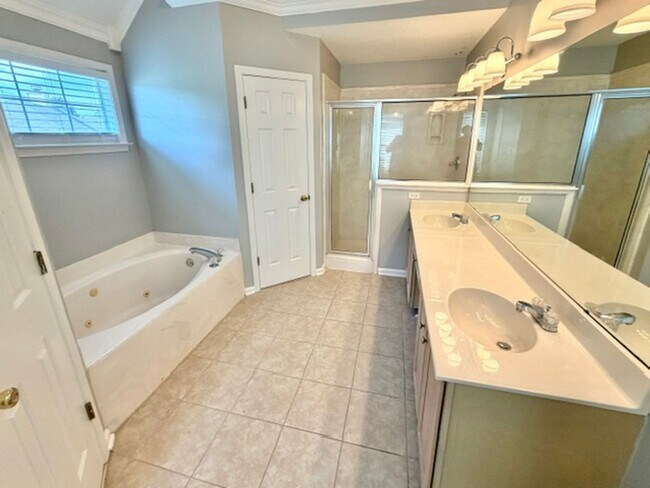 Building Photo - 8611 High Cotton Cove