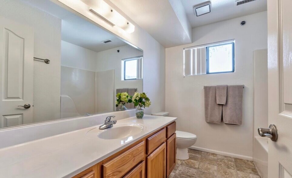 Building Photo - 1246 N Barzona Ave