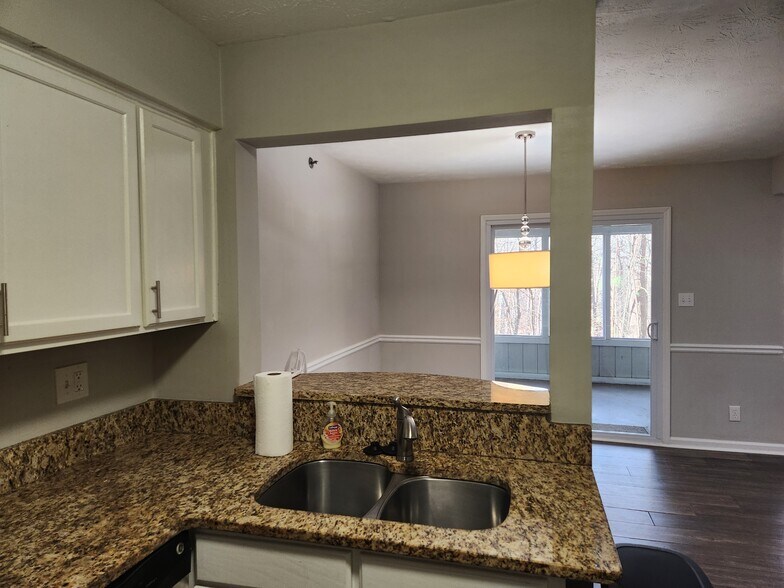 Building Photo - 4000 Riverlook Pky SE