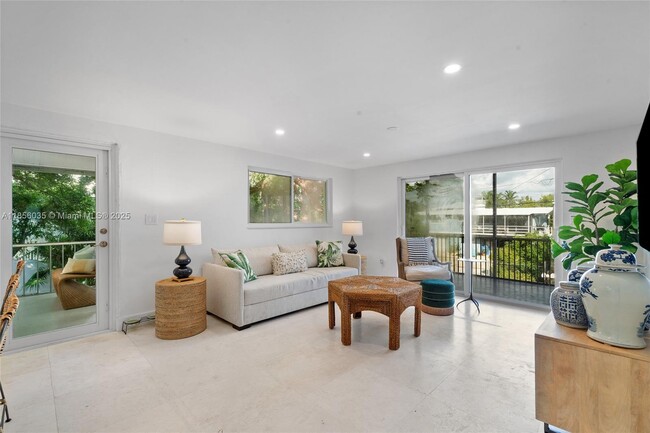 Building Photo - 242 Bougainvillea St