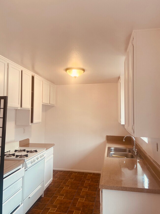 Building Photo - 415 S Verdugo Dr