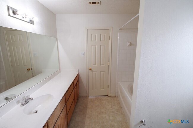 Building Photo - 4607 Lloyd Dr