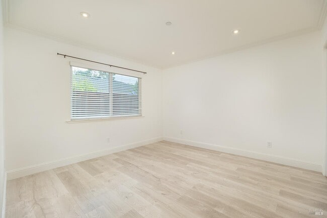 Building Photo - 996 Simmons Ln